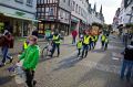 Zug der Demonstranten in der Fußgängerzone in Montabaur